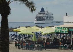 Crucero fondeado frente a la costa de Marbella y visible desde una de las playas del casco urbano. :: josele-lanza/