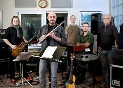 Ian Anderson, en primera línea con su flauta, lidera desde hace más de 40 años la banda Jethro Tull. :: SUR/