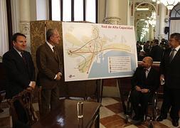 El alcalde, Francisco de la Torre, durante la presentación de la remodelación de la red de autobuses urbanos.:: Antonio Salas/