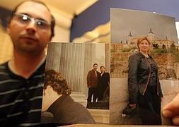 El hermano de la víctima muestra una fotografía de la fallecida. :: SUR/