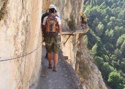 Excursionistas por el estrecho sendero, que carece de pasamanos.:: SUR/