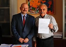 Mojtaba Karimi muestra la sentencia, acompañado de su abogado, Francisco Galán Palmero . ::SUR/