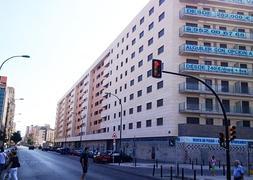 El Ministerio de Fomento vende 99 pisos de esta promoción de Héroe de Sostoa. :: Fernando González/