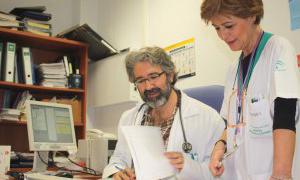 El endocrinólogo José Manuel García Almeida y la enfermera Rosalía Rioja, en la consulta. :: SUR/