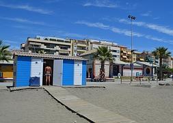 Los hechos denunciados ocurrieron en la tarde del sábado en este módulo de baños de la playa. :: E. C./
