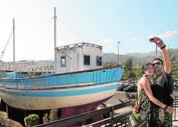 El barco de Chanquete, parada obligada en el recorrido por la Nerja de ‘Verano Azul’. :: SUR/