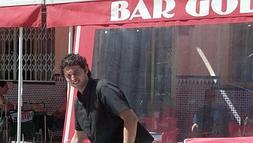 Este bar de la calle Góngora paga lo mismo que uno de Larios . :: F. J./