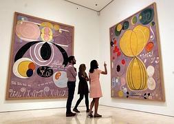 Los primeros visitantes de la muestra esta mañana en el Museo Picasso Málaga. :: Carlos Moret/