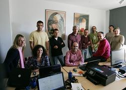 El equipo de Todocolección, casi al completo en su oficina. :: Fernando González/