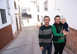 Miguel Ángel Calle y Andrea García, con su hijo Iker, de tres meses y medio, por el que han recibido un ‘cheque bebé’ de 500 euros en Montejaque. :: vanessa Melgar/