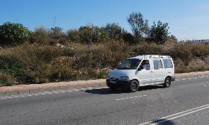 Los terrenos están situados junto al enlace de la Autovía del Mediterráneo. / E. CABEZAS/