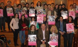 El alcalde, Francisco Delgado, posa con las mujeres del colectivo y el autor de la fotografías/