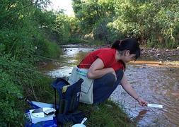 Una voluntaria toma muestras en un río de Linares. Enrique/