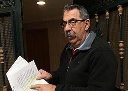 Tripaldi muestra la sentencia que le da la razón contra Unicaja. :: C. Moret/