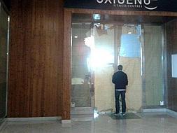Un cliente se asoma al interior del local que acogerá la tienda. :: SUR/