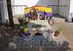 El féretro del autor español, cubierto por la bandera republicana en Collioure. :: Efe/