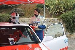 Javier Sánchez Macías junto al Hyundai Accent en Ascari.:: Gaby/