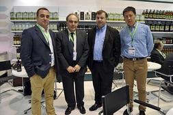 Antonio Luque, segundo por la izquierda, ayer en la Feria Alimentaria de Barcelona. :: Á. Peláez/