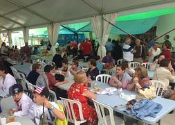 Más de 3.000 personas han asistido a la fiesta pese a la lluvia. :: E. Cabezas/