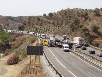 La curiosidad de los conductores provoca el doble de retenciones que los propios accidentes/