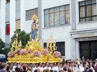 El barrio de Capuchinos arropa a María Auxiliadora en su procesión/