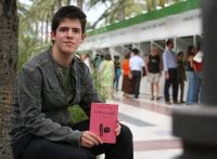 «Me resulta más fácil escribir poesía que salir a por pan»/