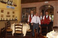 BUEN HACER. El equipo que está al frente del Asador Guadalmina, en la sala./