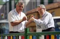 DISPUTA. José Durán simula un combate con el articulista y amigo Manuel Alcántara, que fue cronista de boxeo. / ANTONIO SALAS/