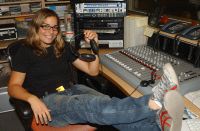 TRABAJO. Dana Cervantes, en la cabina de control de Punto Radio Málaga, emisora en la que colabora al margen de sus jornadas de dos entrenamientos. / ESTEFANÍA MARTÍNEZ/