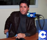 ESCULTOR. Mustafa Arruf, durante la entrevista concedida al 'Anzuelo' de la Cope. / SUR/