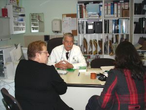 CLÍNICO. Los digestivos ven al año de 1.000 a1.500 enfermos de colon irritable en la consulta. / SUR/