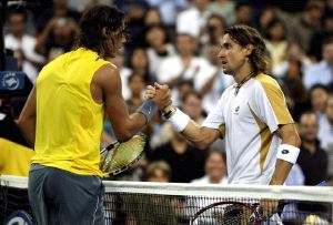 SALUDO. Rafa Nadal felicita a David Ferrer. / JOHN G. MABANGLO. EFE/