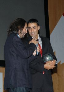ACTO. Pérez Canca recoge su trofeo conmemorativo. / 'LA GACETA'/