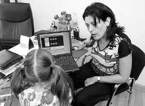 TERAPIA. La niña, con la logopeda Carmen López. / P. URRESTI/