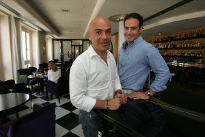 PROYECTO. Enrique Sarasola, a la izquierda, junto a Gabriel Quesada, posan junto al piano del restaurante del Hotel Larios. / ANTONIO SALAS/