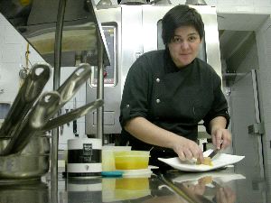 ESMERO. La cocinera emplata una creación en la cocina de El Lago. / MIGUEL NIETO/