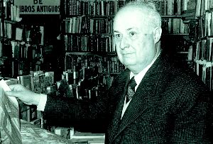 PROTAGONISTA. Juan Temboury, entre sus papeles. / SUR/