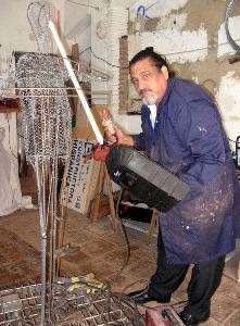FLAUTISTA DE HAMELIN. Muñoz, con el armazón de la obra. / M. J./