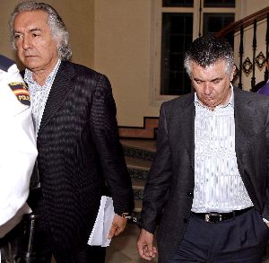 ESPOSADOS. Pedro Román y Juan Antonio Roca, en la Audiencia Provincial. / SUR/