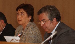 DESPEDIDA. Bustinduy, junto a Pendón, en el que fue su último pleno como diputada. / MARÍA SÁNCHEZ/