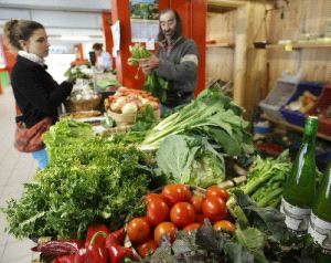 VENTA. Los alimentos ecológicos se venden en mercados. / SUR/