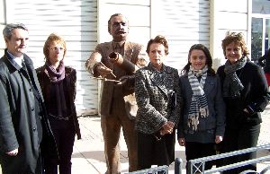 ESCULTURA. La familia se emocionó al contemplar la obra. / USAGRE/