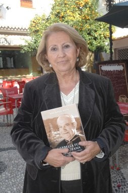 Ana María Mata, con su último libro. / J-LANZA/