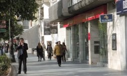 Marbella es la primera ciudad andaluza en sucursales por cada mil habitantes, con especial implantación en la avenida Ricardo Soriano. /JOSELE-LANZA/