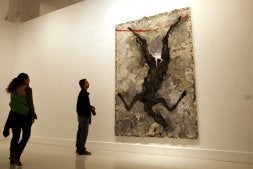 La muestra incluye obras en diversos formatos. / C. MORET/