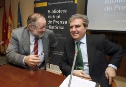 Molina, con el presidente de la Federación de Asociaciones de la Prensa, González Urbaneja./ EFE/