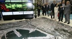 . El alcalde muestra al presidente de las Cámaras de Comercio el 'stand' de Málaga./ ANTONIO SALAS/