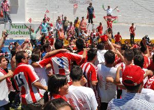 CELEBRACIÓN. El equipo albirrojo y la afición celebran el ascenso del Algeciras. / GECA SPORT/