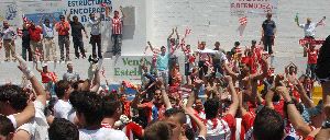 FESTEJOS. La afición rojiblanca vivió ayer un día histórico que termina con una celebración en el restaurante Casa Bernardo de la playa El Rinconcillo. / SUR/
