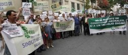 Profesionales del SAS reclamaron ayer ante la Delegación de Salud más contrataciones. / CARLOS MORET/